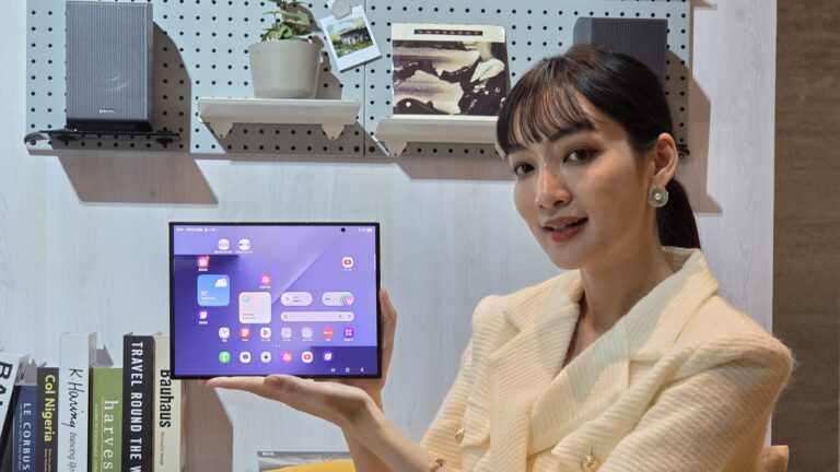 三星 Galaxy Z TriFold 台灣開賣資訊整理:16GB+512GB 售價 NT$89,900、首波通路、尊榮服務(延長保固、到府收送、備用機、免費保護貼、iOS LINE 轉機)一次看懂。懶人包。