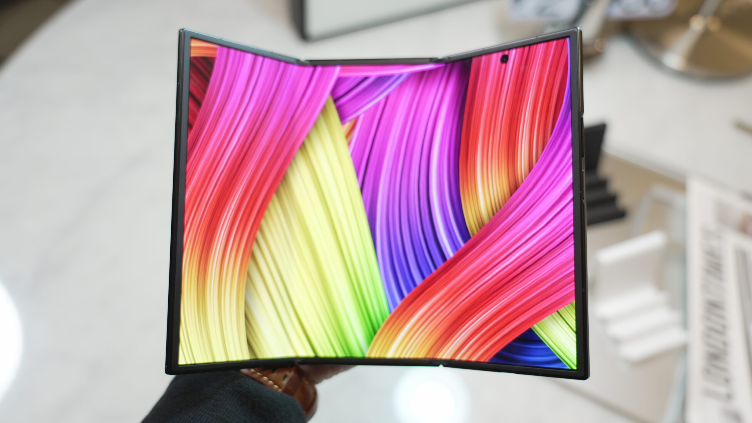 深度解析三星首款三摺疊手機 Galaxy Z Trifold 的真實使用體驗。從它如何將十吋平板縮小到口袋尺寸的驚人設計，到日常多工處理的效能表現，我將逐一解答大眾最關心的八個關鍵疑問。此外，我也誠實揭露了這款開價近九萬元的黑科技產品在實際操作中存在的五個明顯缺點。無論你是正在觀望的科技愛好者，還是想了解三摺疊螢幕是否真的實用，本文將揭開這款集結三星七年摺疊技術大成之作的神秘面紗。