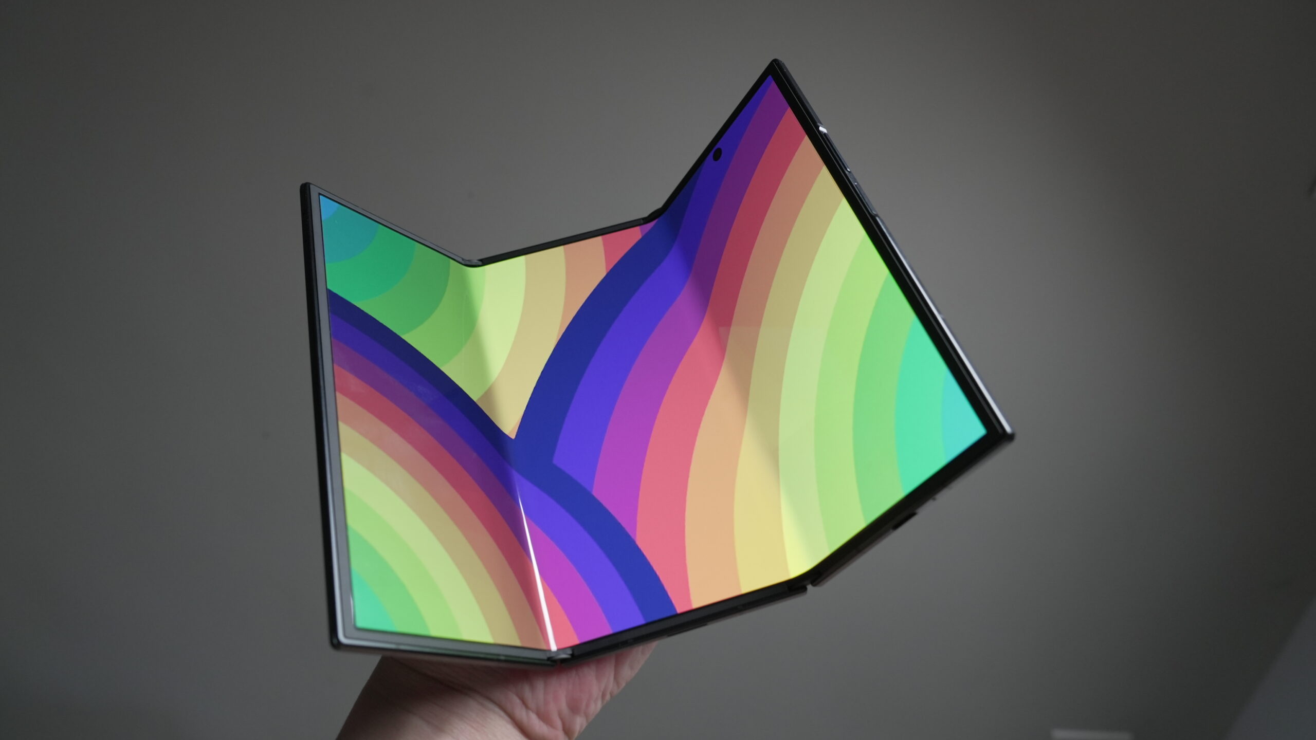 Galaxy Z TriFold 三摺疊旗艦開箱實測：全套配件、陶瓷玻璃纖維背板、摺痕觀感、3.9mm 極致纖薄、10 吋巨幕多工與原生 Samsung DeX，分析適合誰與不適合誰。