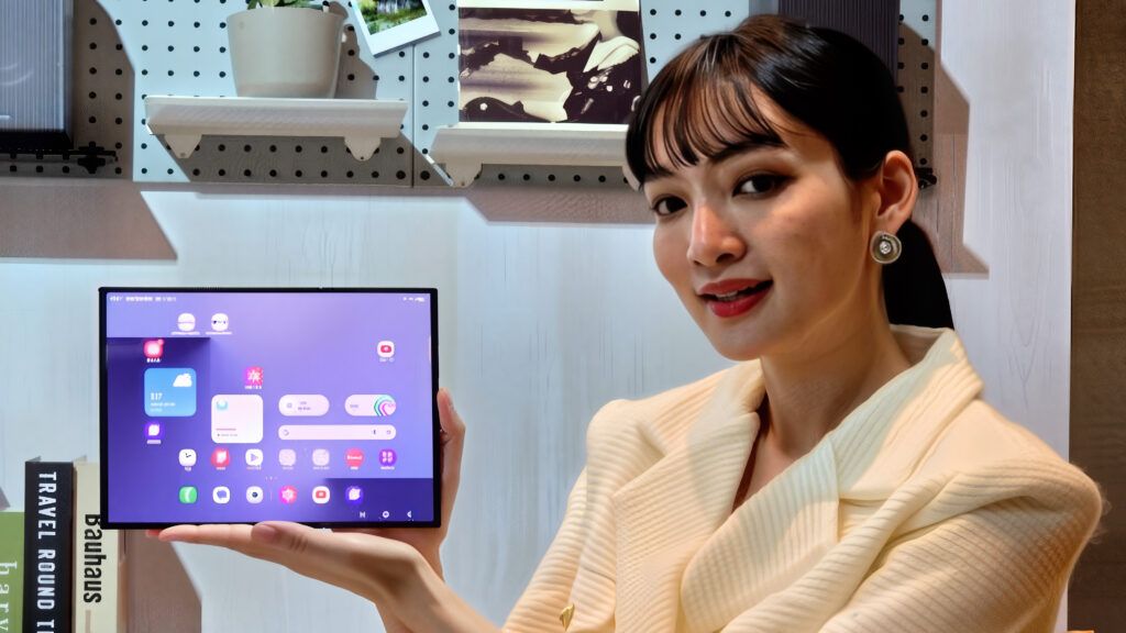 Galaxy Z TriFold 台灣上市規格為 16GB + 512GB 單一版本,建議售價 NT$89,900。主打 Galaxy AI 體驗與三摺大螢幕使用情境,定位很明確:鎖定重度多工、行動辦公與內容消費的高階族群。