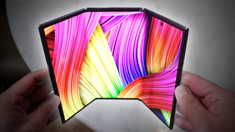 三星 Galaxy Z TriFold 一小時快速上手:10 吋大螢幕的震撼、16:11 螢幕比例如何改善黑邊、多工視窗化像小電腦、摺疊順序防呆機制、厚度重量與摺痕實際觀感一次整理。