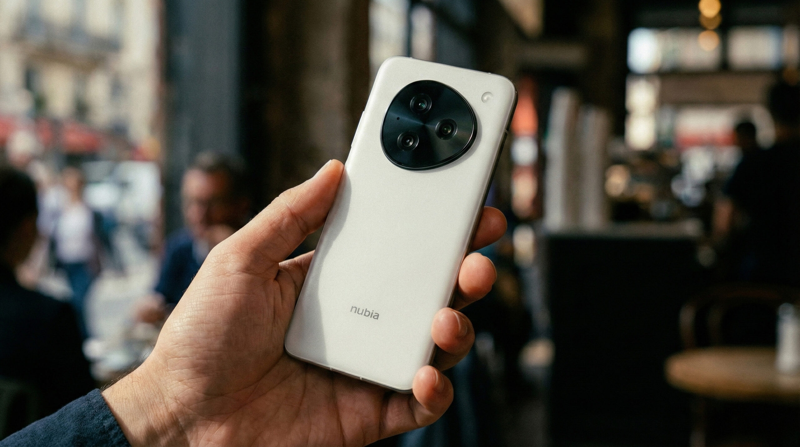 豆包手機不是新品牌，而是 nubia M153 工程機深度整合豆包手機助手。本文解析它跟一般手機差異、AI 為何強、為何被微信淘寶等 App 風控限制，以及背後入口之爭。