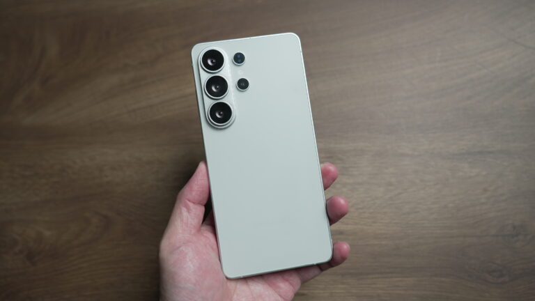 Galaxy S26 Ultra 模型機曝光重點一次看：相機島設計神似 Fold 系列、主鏡與長焦光圈升級提升進光量、機身更薄、Qi2 磁吸充電與防偷窺螢幕傳聞登場，並整理台灣版 eSIM、處理器分區、AI 搜尋、發表與價格預測。