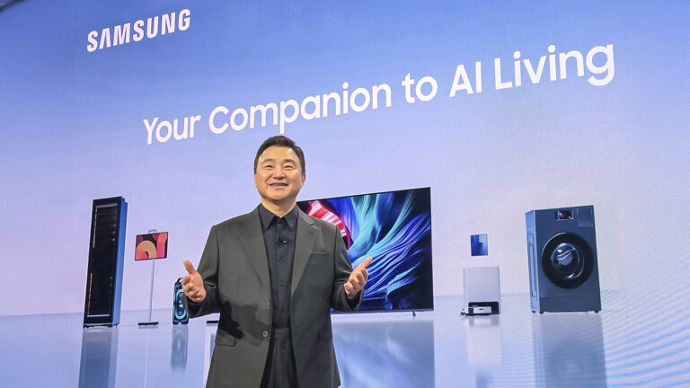 CES 2026 三星把 AI 從「功能」推進到「日常生活夥伴」。本文整理 130 吋 Micro RGB、HDR10+ ADVANCED、Eclipsa Audio、Tizen 7 年更新、Freestyle+、Odyssey 6K 裸眼 3D、Family Hub + Gemini 與多款 Bespoke AI 家電重點，並提醒上市與隱私該注意什麼。