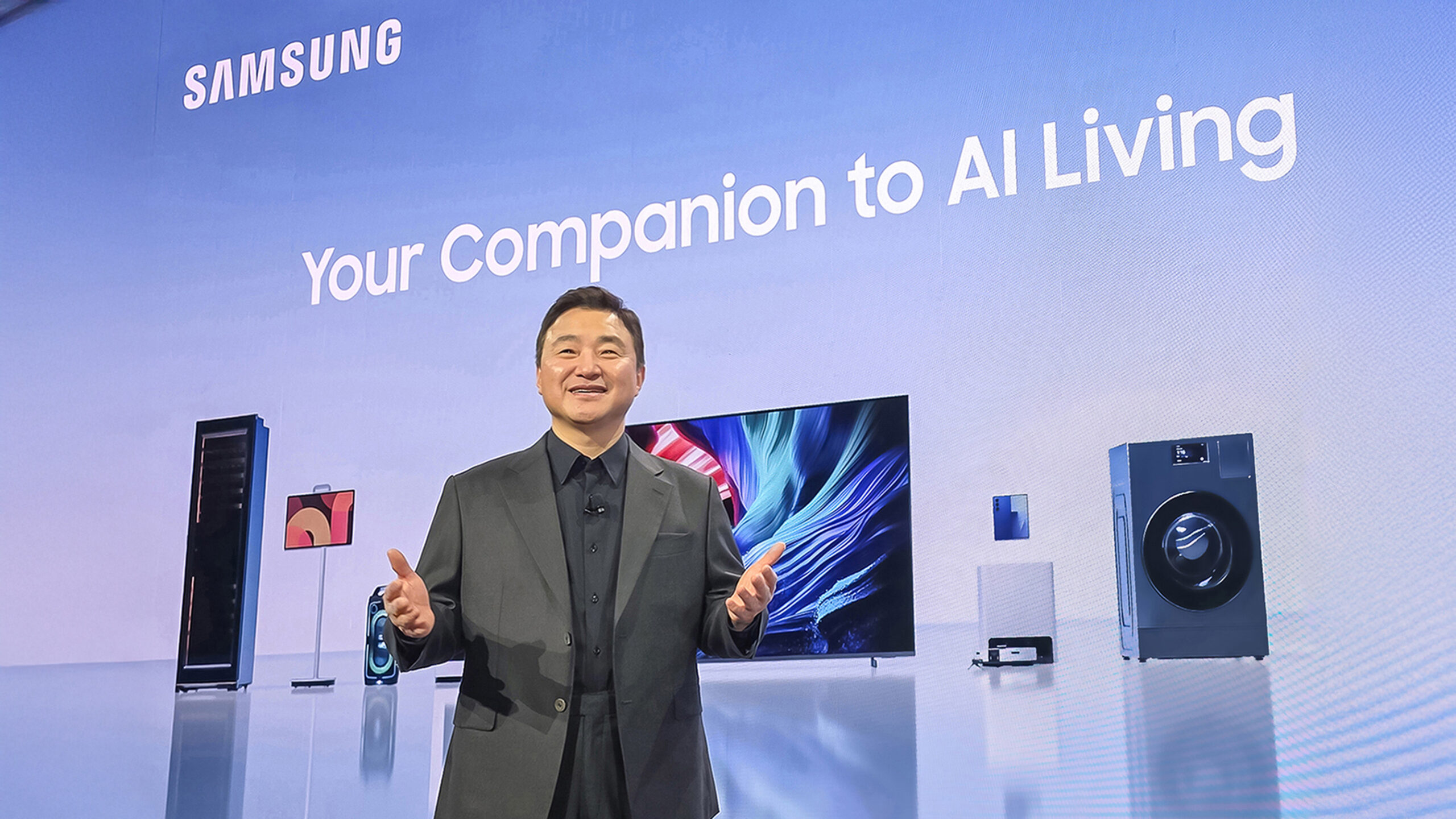 CES 2026 三星把 AI 從「功能」推進到「日常生活夥伴」。本文整理 130 吋 Micro RGB、HDR10+ ADVANCED、Eclipsa Audio、Tizen 7 年更新、Freestyle+、Odyssey 6K 裸眼 3D、Family Hub + Gemini 與多款 Bespoke AI 家電重點,並提醒上市與隱私該注意什麼。