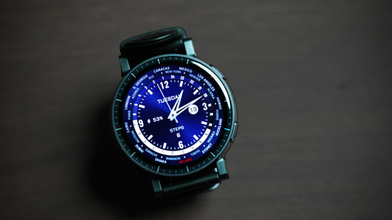 這篇文章將深入評測 Amazfit Active Max 這款智慧手錶，探討其在 5,499 元的價位下，如何透過 OpenAI 驅動的 Zepp Flow 智慧助理、全功能的離線地圖以及 HYROX 混合訓練模式，顛覆我們對中階穿戴裝置的想像。文章中將詳細剖析其在「功能全開」極限測試下的續航力表現、身體電量與睡眠監測的精準度，以及 Zepp OS 5 帶來的流暢操作體驗。這不僅是一份規格數據的整理，更是一次針對重度使用者的深度體驗報告，揭示這款被我戲稱為「定價錯誤」的產品，究竟在實際生活與運動場景中表現如何。