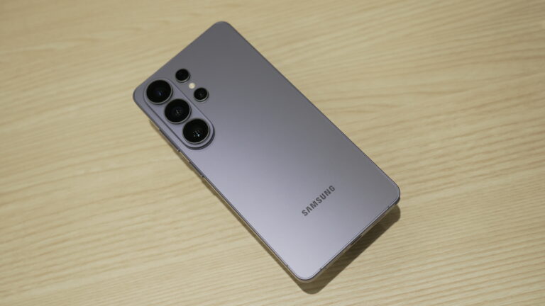 整理 Galaxy S26 Ultra 最值得關注的 7 個升級方向：eSIM（多門號更方便）、60W 有線快充、Qi2 Ready 無線充電取向、防偷窺螢幕、Now Nudge 與 Automation 等 AI 功能、相機在低光與演算法的優化、外觀與配色變化，並給出誰適合等、誰可觀望的入手建議。