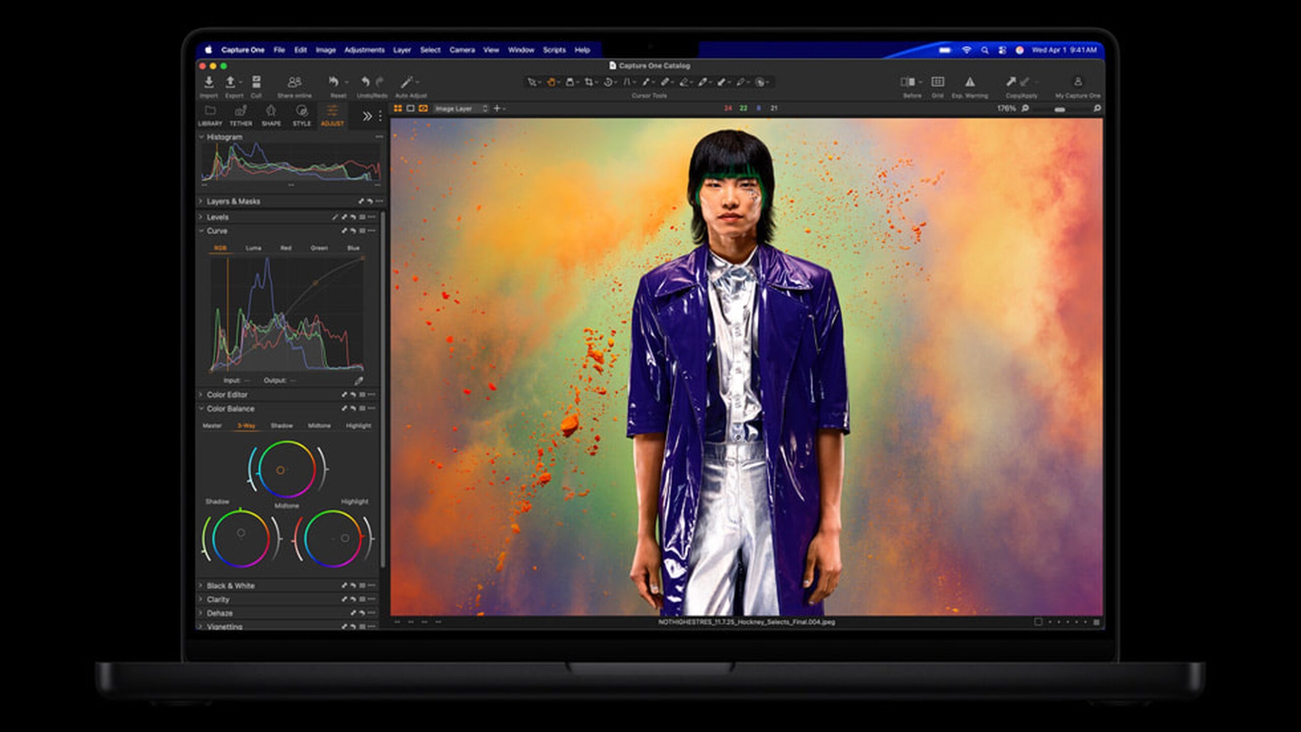 新款 MacBook Pro 採用 M5 Pro 與 M5 Max，展示 Liquid Retina XDR 與專業工作情境的重點示意圖，無文字覆蓋