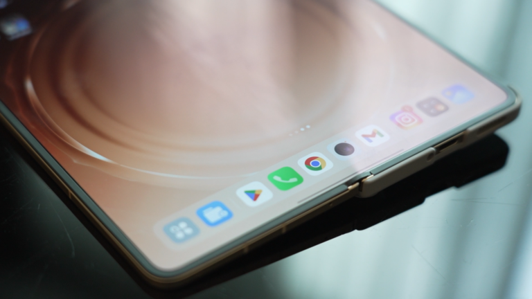 這篇會把我現場上手 OPPO Find N6 的重點節奏整理成文章,包含無感摺痕的觸感與原理、螢幕耐用度、觸控筆與 AI 功能、防水規格、相機與性能取向,以及最後我對這台摺疊機定位的結論。