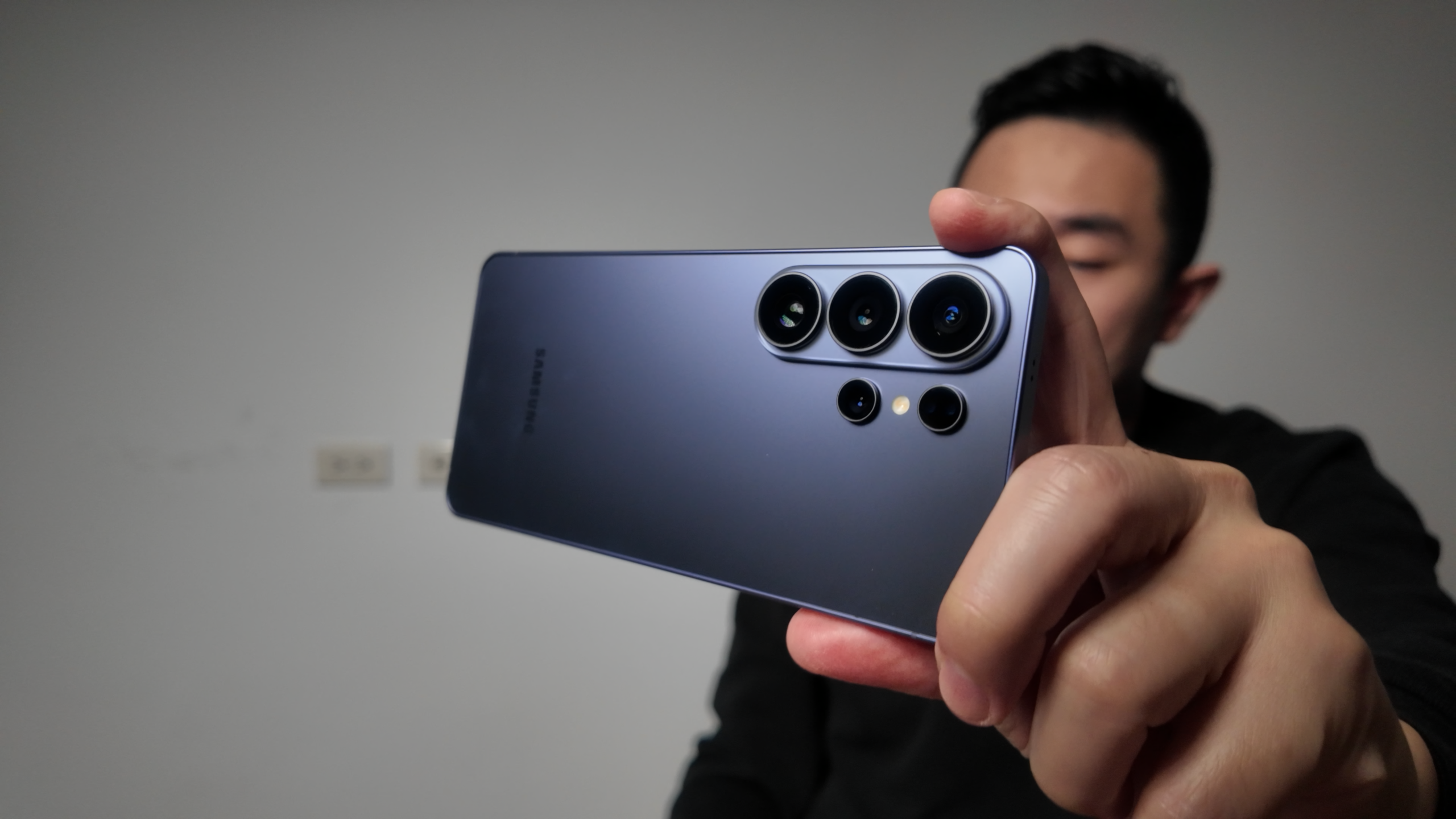 我用第一人稱實測 Galaxy S26 Ultra 的紫色外觀手感、相機區設計變化、60W 充電節奏、eSIM 選項，以及 Privacy Display 防窺螢幕的遮蔽效果與代價，最後整理 Galaxy AI 在修圖、搜尋與音訊處理的實用性。