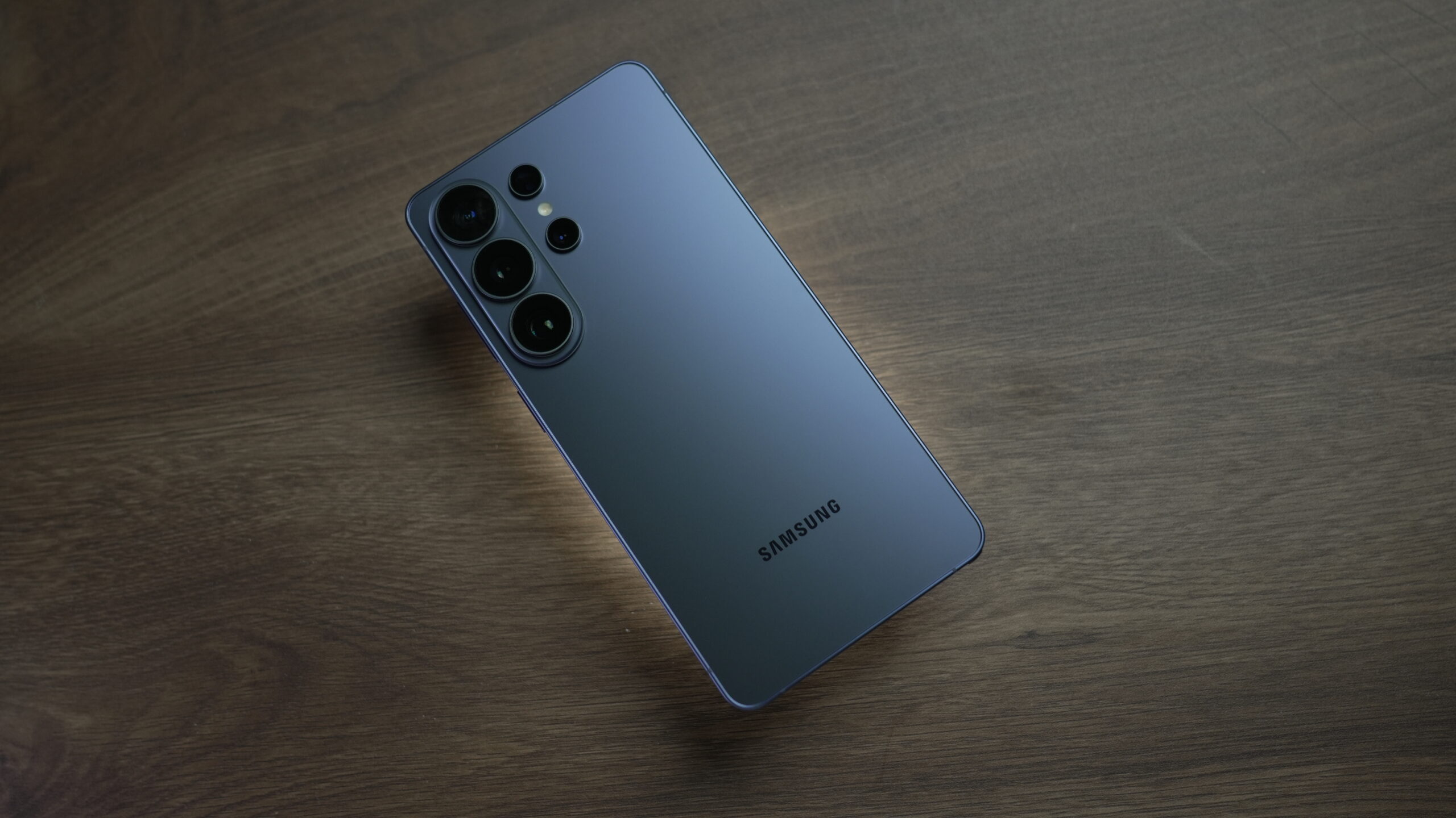 整理 S26 Ultra 48 小時實測重點：防窺螢幕、60W 超快速充電 3.0、雙實體 SIM＋eSIM、AI 修圖與相機膚色提升，並給 S25 Ultra 用戶最務實的升級建議。