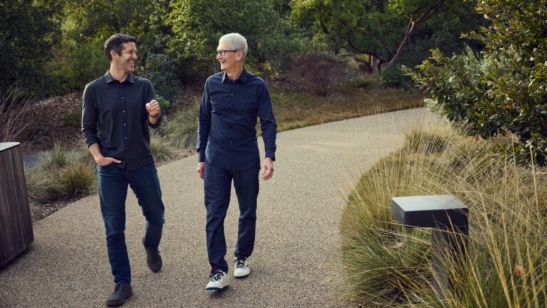 Tim Cook 與 John Ternus 於 Apple Park 的官方合照，宣布 2026 年 9 月 1 日完成 CEO 交棒與 Executive Chairman 轉任