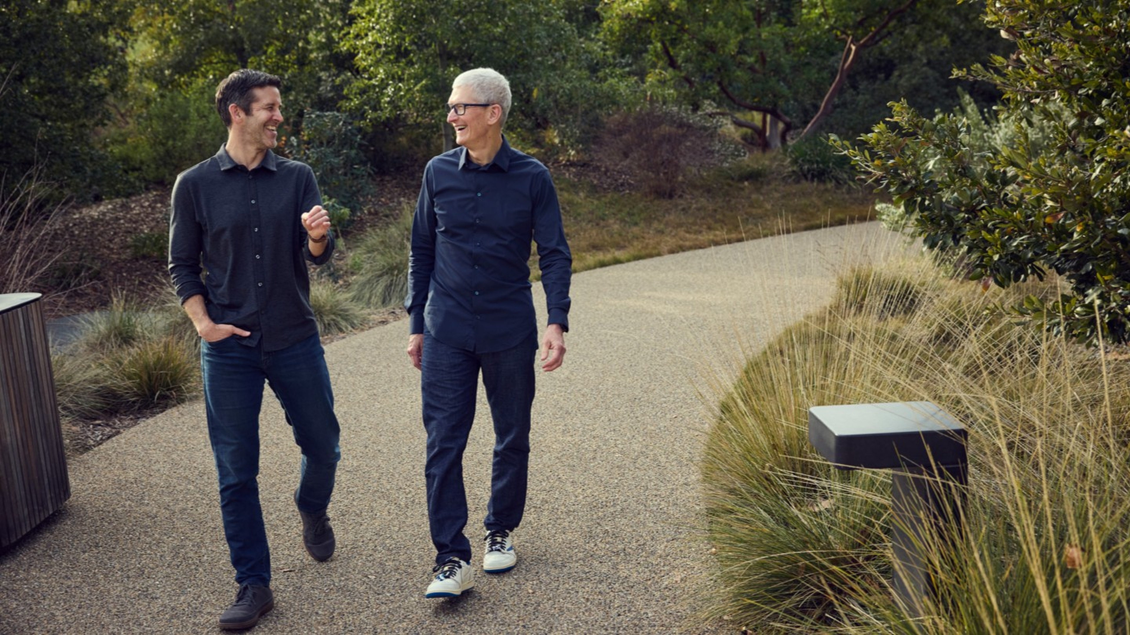 Tim Cook 與 John Ternus 於 Apple Park 的官方合照，宣布 2026 年 9 月 1 日完成 CEO 交棒與 Executive Chairman 轉任