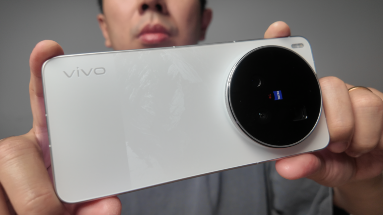 vivo X300 Ultra 國際版實測心得整理。雙 2 億像素、長焦防抖、超廣角暗部、AI 銳化感下降的自然成像，到全焦段 4K 120fps Dolby Vision、電影風格與收音系統，一次看懂值不值得升級，以及國際版與陸版體驗差異。