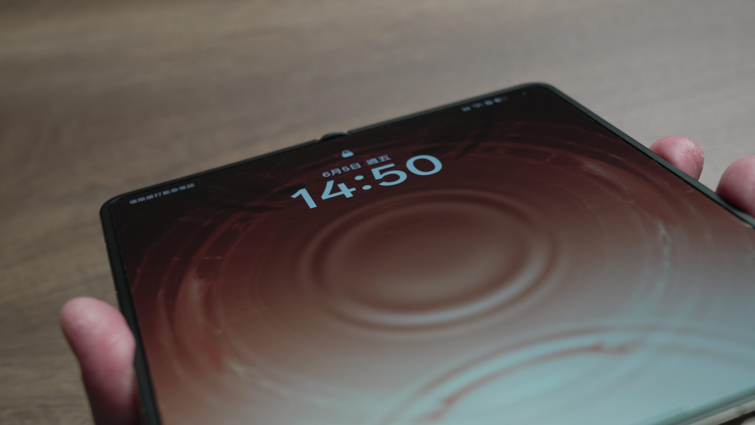 我把SIM卡搬到OPPO Find N6連用三週，從無感摺痕、四指自由視窗、多工分割到AI Pen與AI繪圖表，再到青森旅拍、遊戲溫控、6000mAh續航與快充，整理成一篇真實主力機心得。