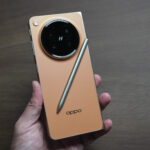 以第一人稱開箱 OPPO Find N6，重點體驗無感摺痕、第二代轉軸懸停、8．12 吋內螢幕與多工三分割，並實測 Kevlar 殼與 OPPO AI Pen 的圈選、批註與遙控拍照等功能。