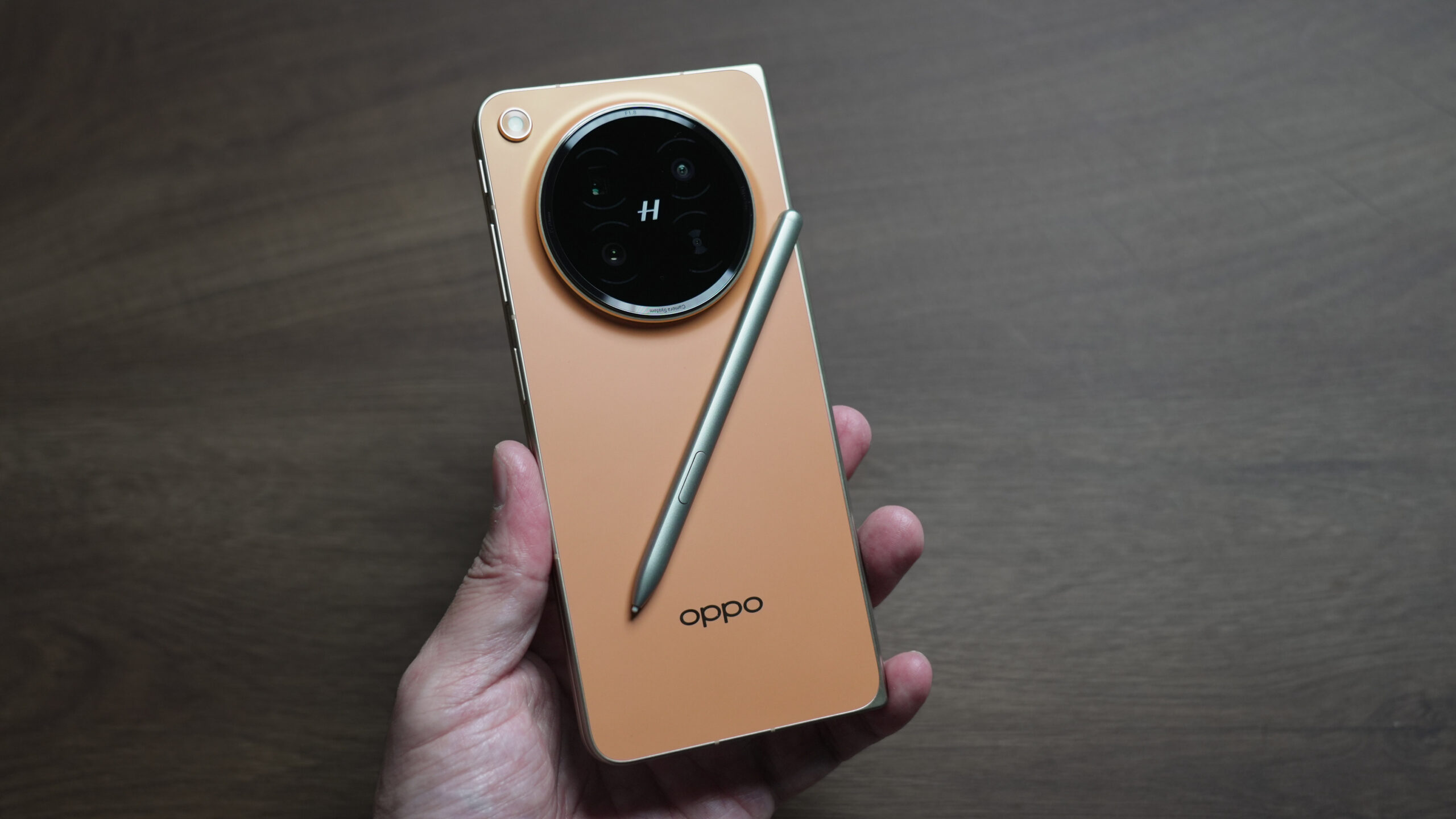 以第一人稱開箱 OPPO Find N6，重點體驗無感摺痕、第二代轉軸懸停、8．12 吋內螢幕與多工三分割，並實測 Kevlar 殼與 OPPO AI Pen 的圈選、批註與遙控拍照等功能。