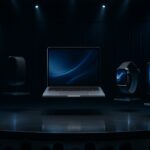 未來感科技發表會舞台上展示智慧手機、平板、筆電、手錶與智慧家庭裝置的寫實場景，無文字、無商標、無浮水印