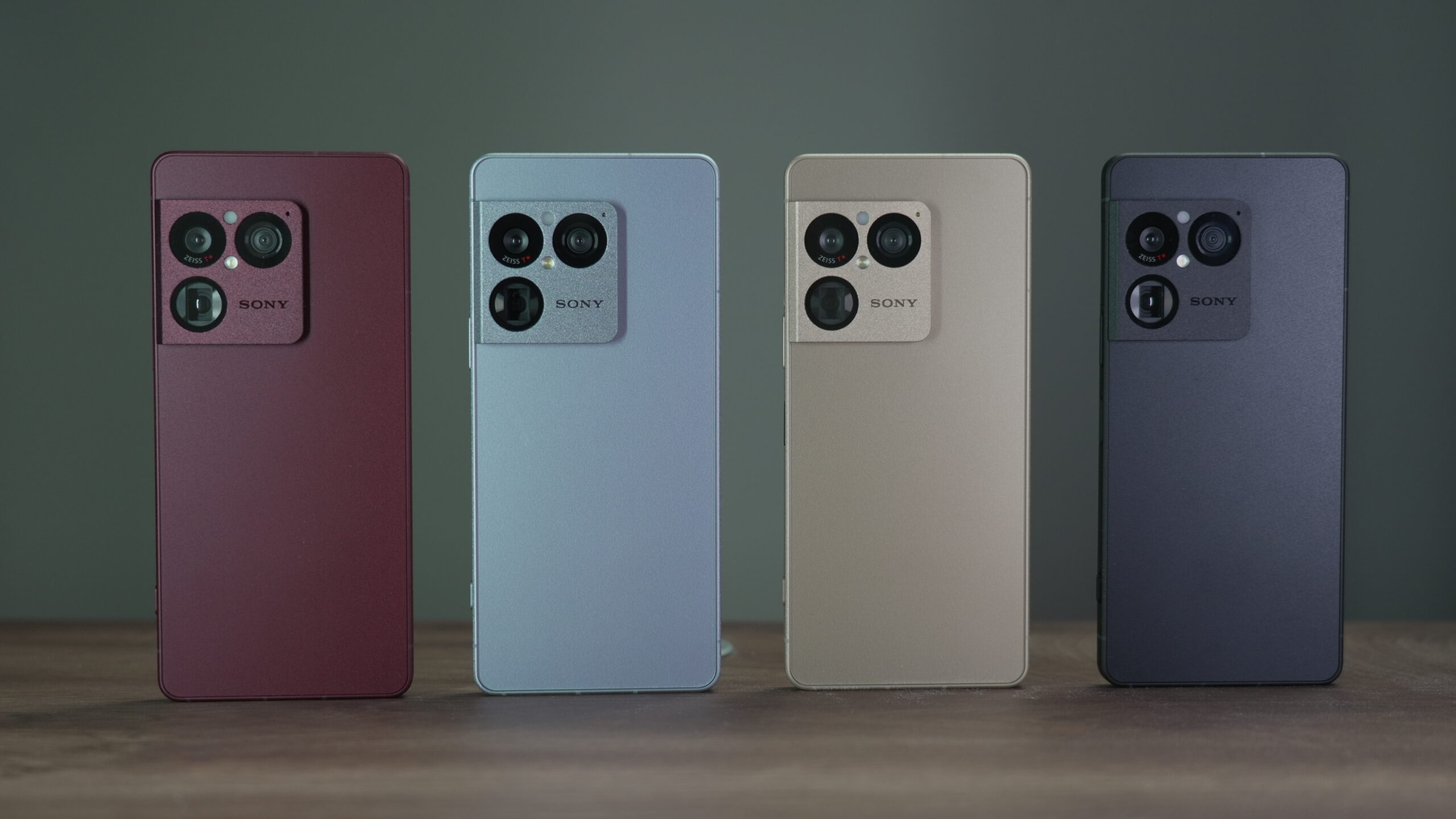 第一手體驗 Sony Xperia 1 VIII，以七個重點拆解方形相機模組背後原因、礦石四色質感、Sony 堅持與卡槽取捨、長焦四倍大實測、RAW 疊圖演算法、AI 攝影助理玩法，以及喇叭升級帶來的影音沉浸感。