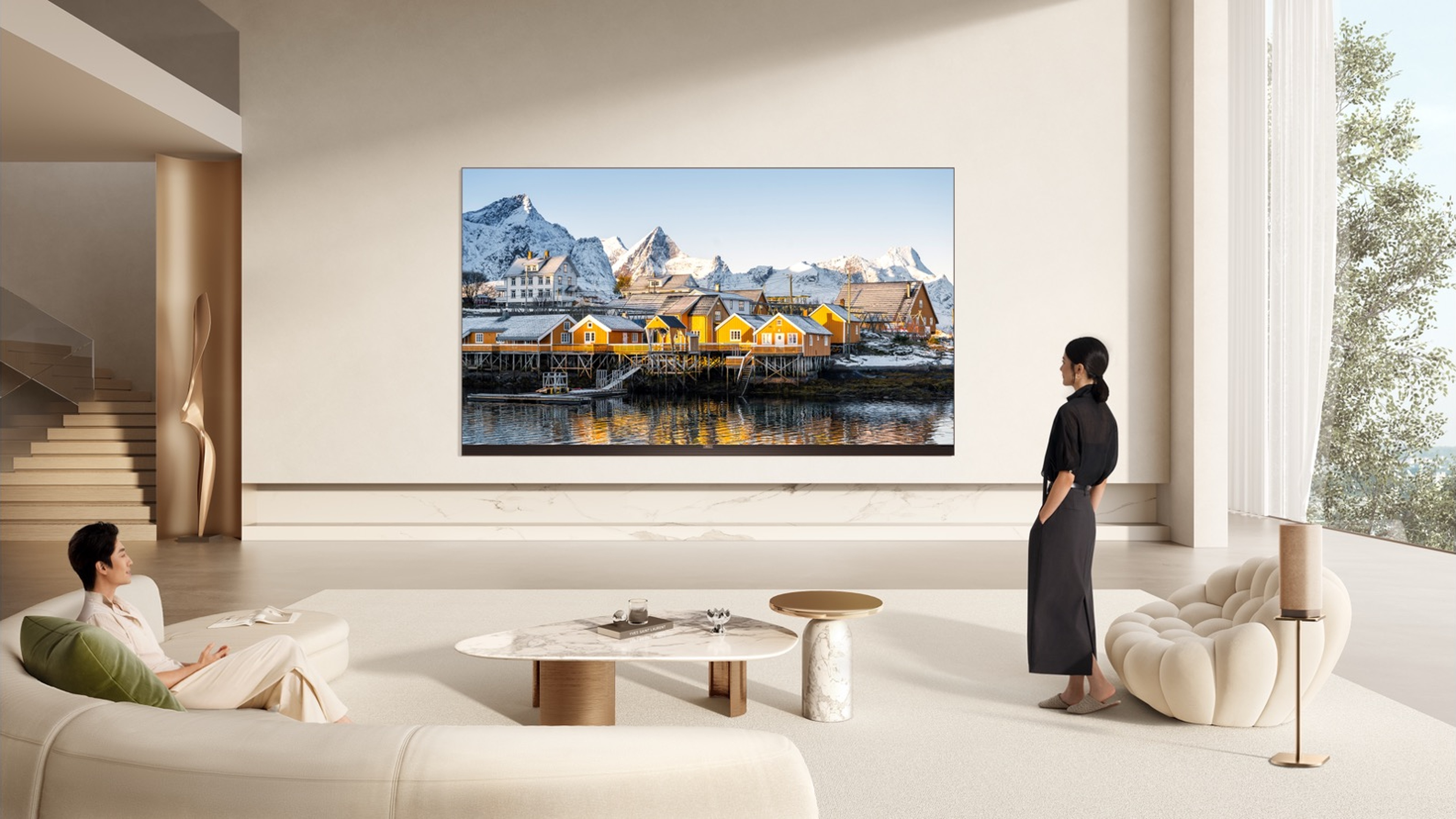 TCL X11L 電視展示在現代風格客廳中，呈現超薄邊框與大尺寸家庭劇院氛圍