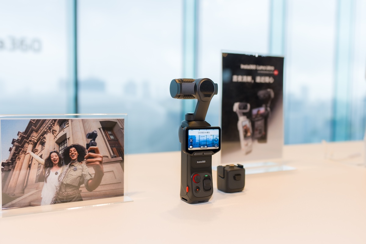 Insta360 Luna Ultra 展示 2 吋 OLED 可拆卸圖傳遙控螢幕與機身外觀，呈現旗艦雲台相機在台上市重點