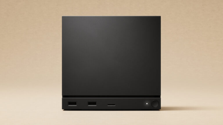 Steam Machine 官方產品圖,展示黑色小型主機正面外觀、前置 USB 連接埠與電源按鈕