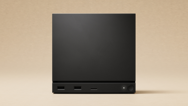 Steam Machine 官方產品圖,展示黑色小型主機正面外觀、前置 USB 連接埠與電源按鈕