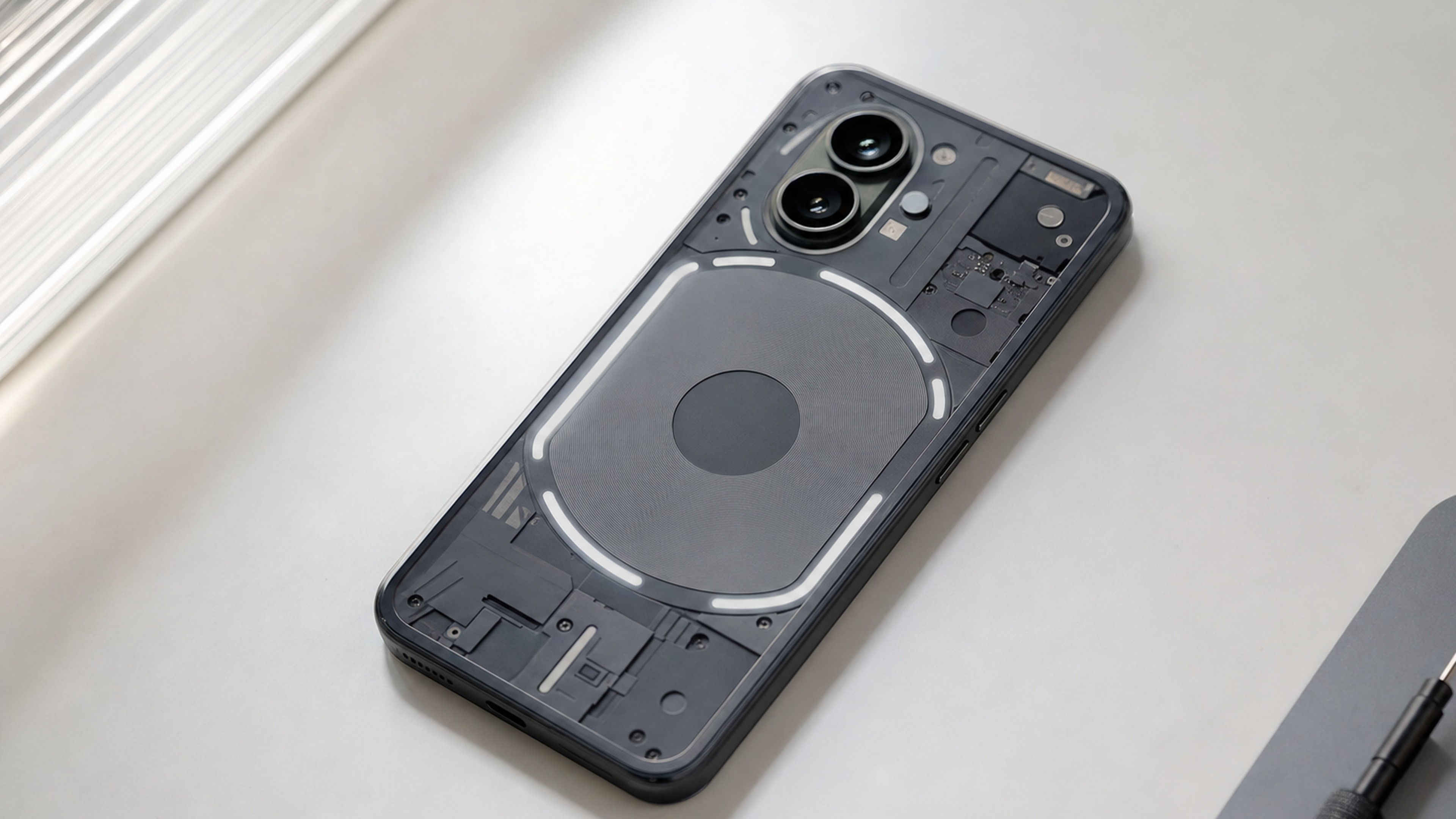 Nothing Phone 4b 實機曝光：三色外觀、6000mAh 電池與規格定位一次看 示意圖｜快訊 > 爆料