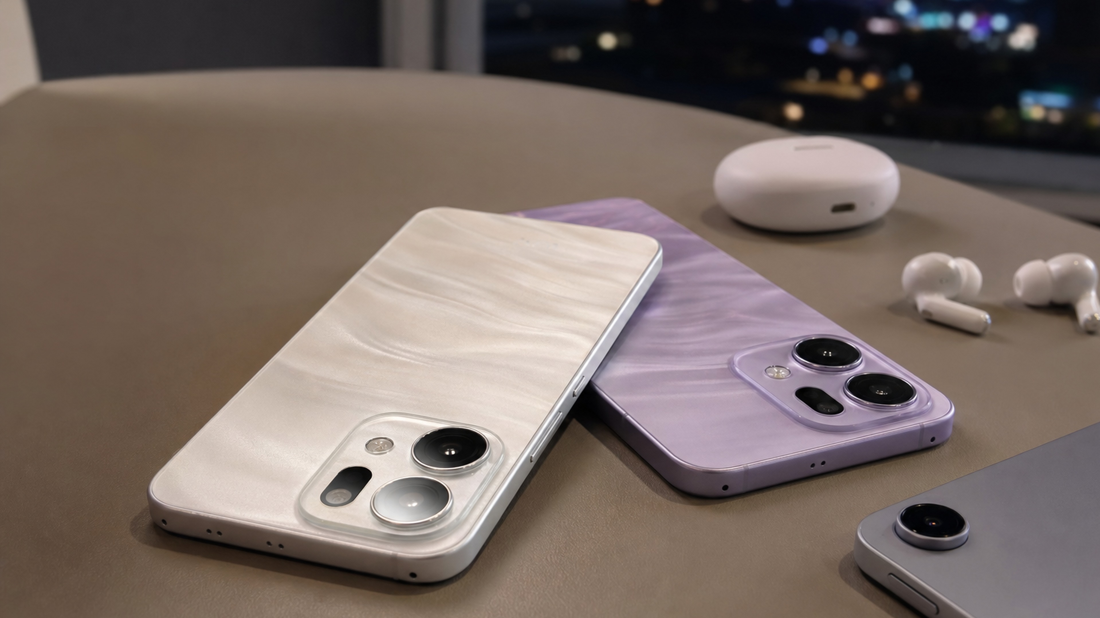 OPPO Reno16 與 Reno16 F 搭配 Pad 5 柔光版與 Enco Air5 系列在台上市的產品合照與配色展示
