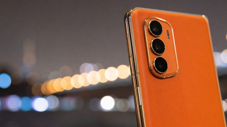 HONOR 600 Pro 旭日橙機身與三鏡頭模組近拍，展現 2 億主鏡與潛望長焦的旗艦質感，不含任何文字標示