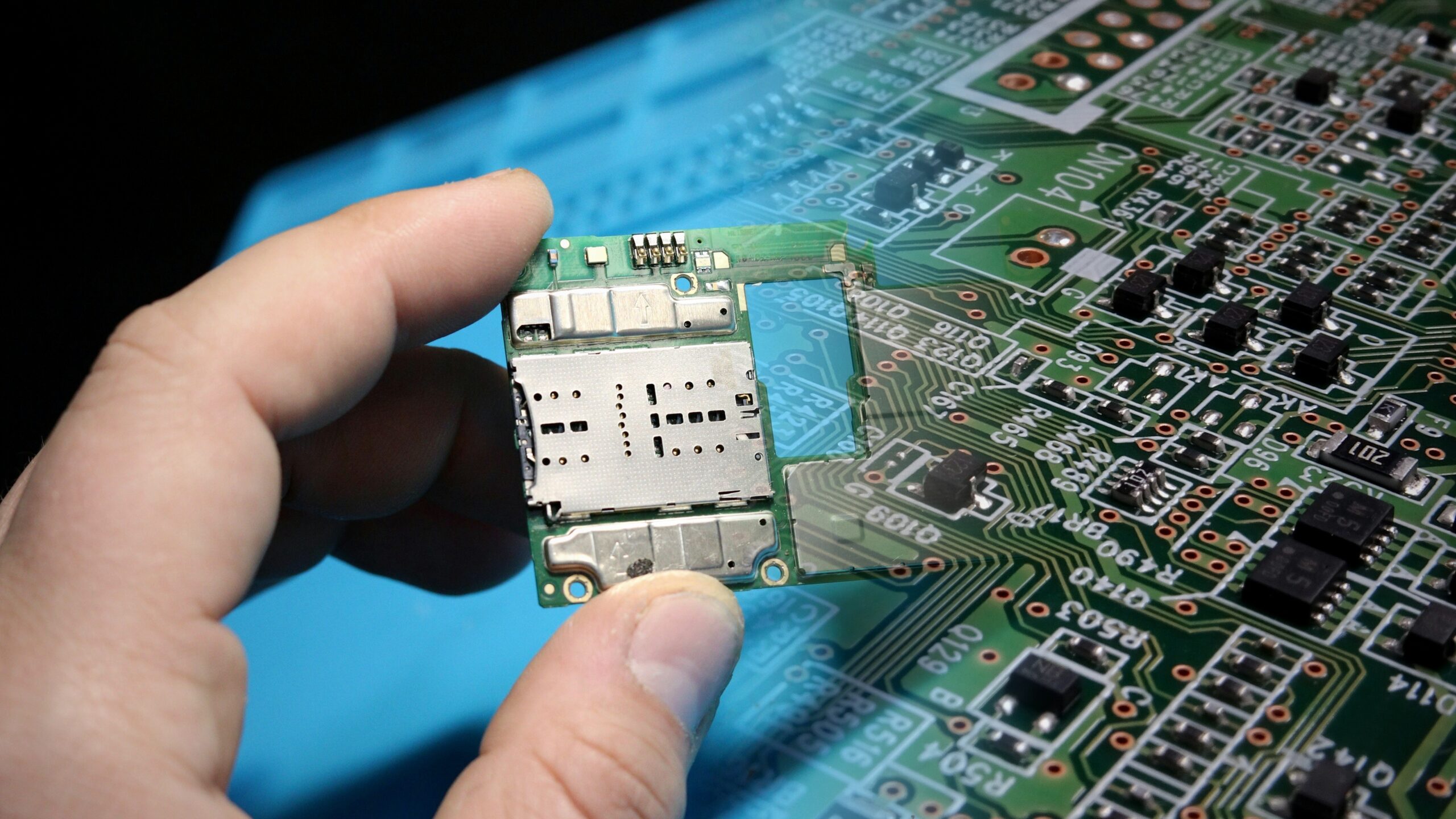 智慧型手機與 DRAM 記憶體晶片供應吃緊的全球市場情境圖