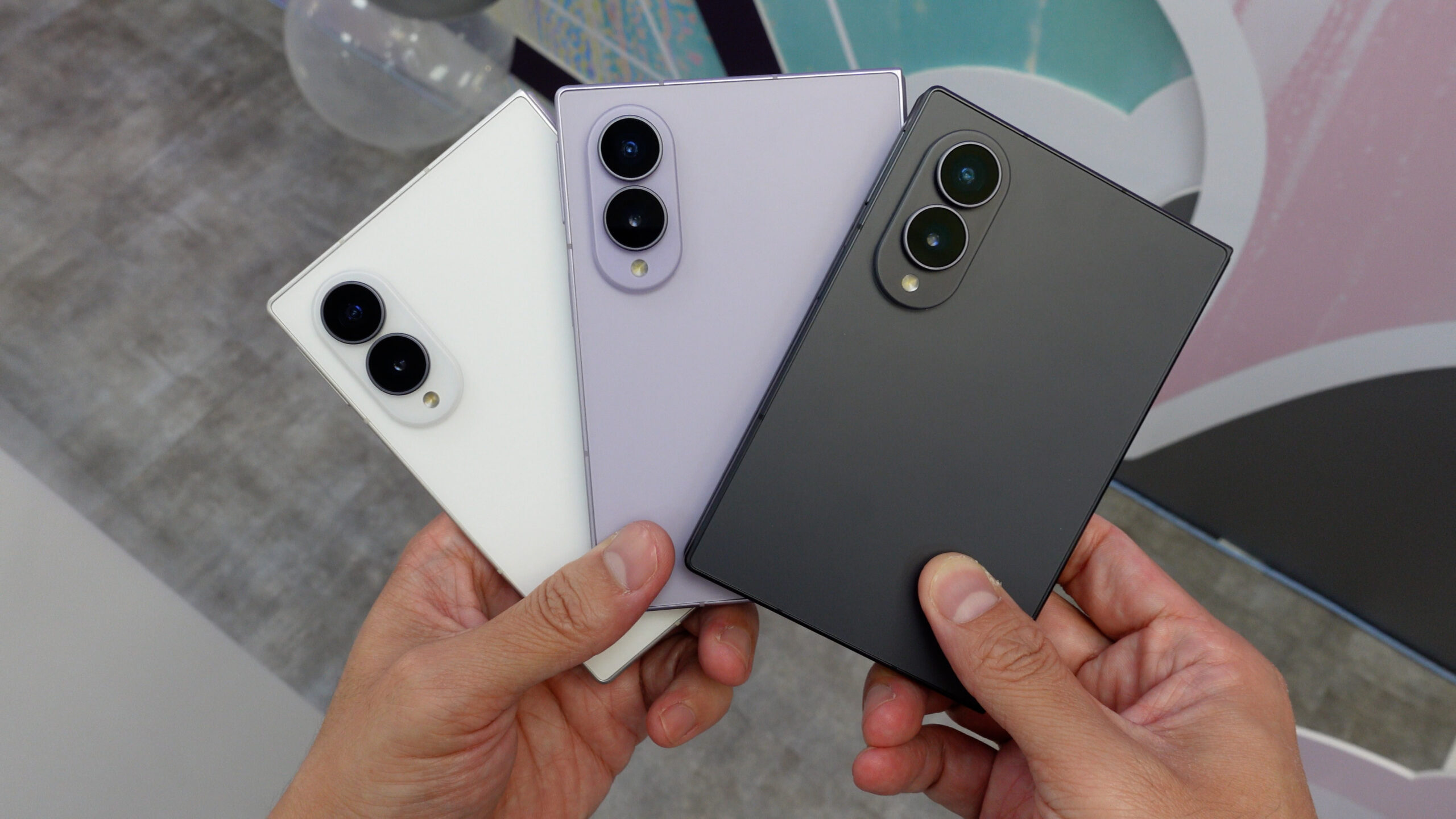 三星 Galaxy Z Fold8 寬摺疊實際使用感受如何?本文整理 4:3 內螢幕、201 克機身、AR 抗反射塗層與新轉軸體驗,同時解析 Galaxy Z Fold8 Ultra、Z Flip8、Watch Ultra 2 與 Watch9 的主要升級。