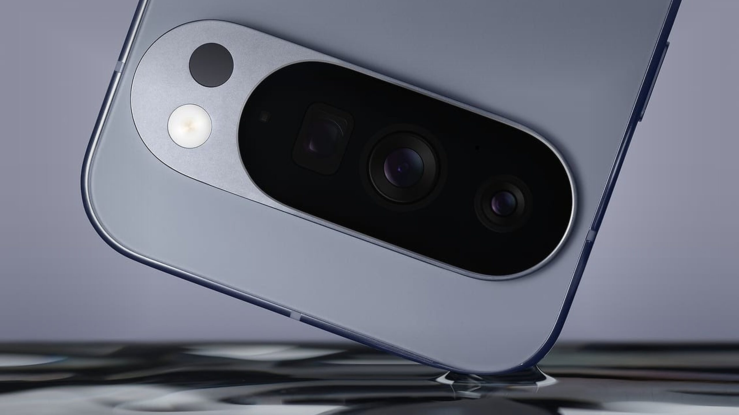 Google Pixel 官方產品圖，展示 Pixel 手機相機模組與機身外觀，用於說明 Pixel 漏接電話與通話設定檢查文章