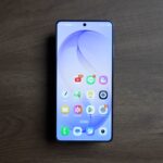 Galaxy S26 顯示 One UI 主畫面的三星手機設定教學實拍照