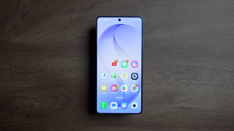 Galaxy S26 顯示 One UI 主畫面的三星手機設定教學實拍照