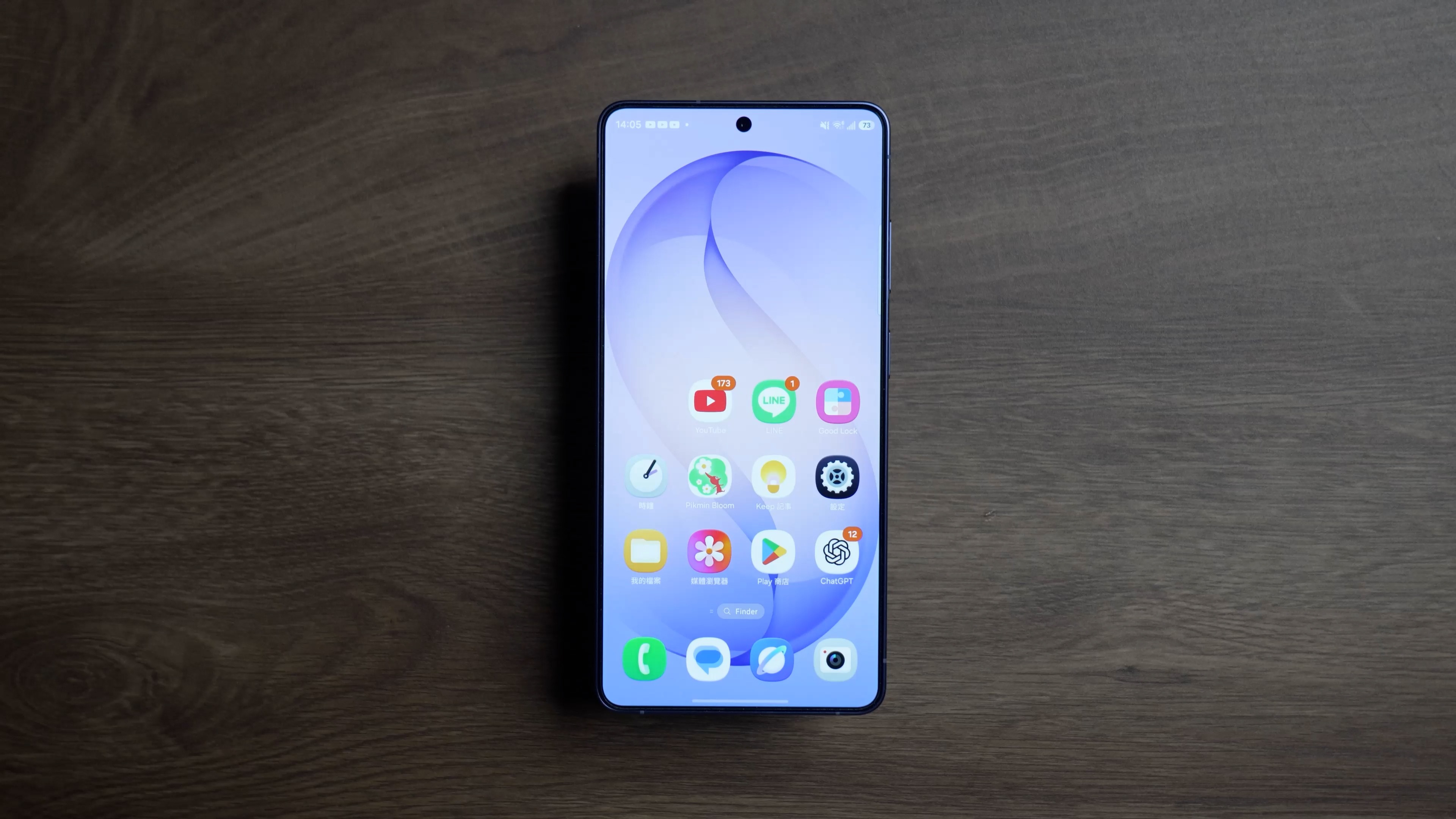 Galaxy S26 顯示 One UI 主畫面的三星手機設定教學實拍照