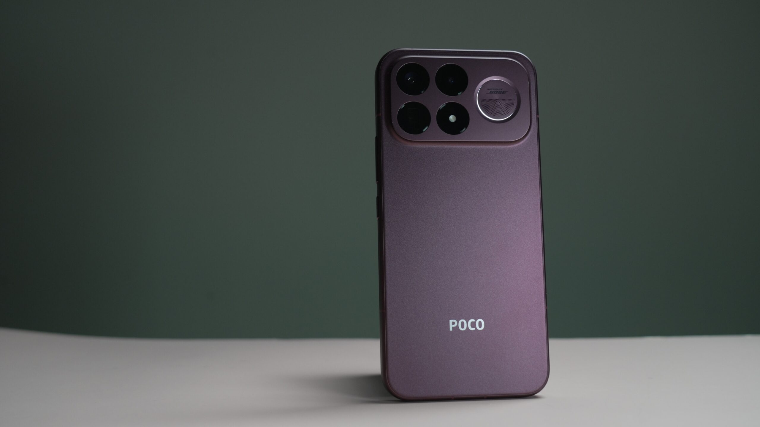 POCO F9 Ultra 紫色機身背面、三鏡頭與 Bose 重低音喇叭實拍