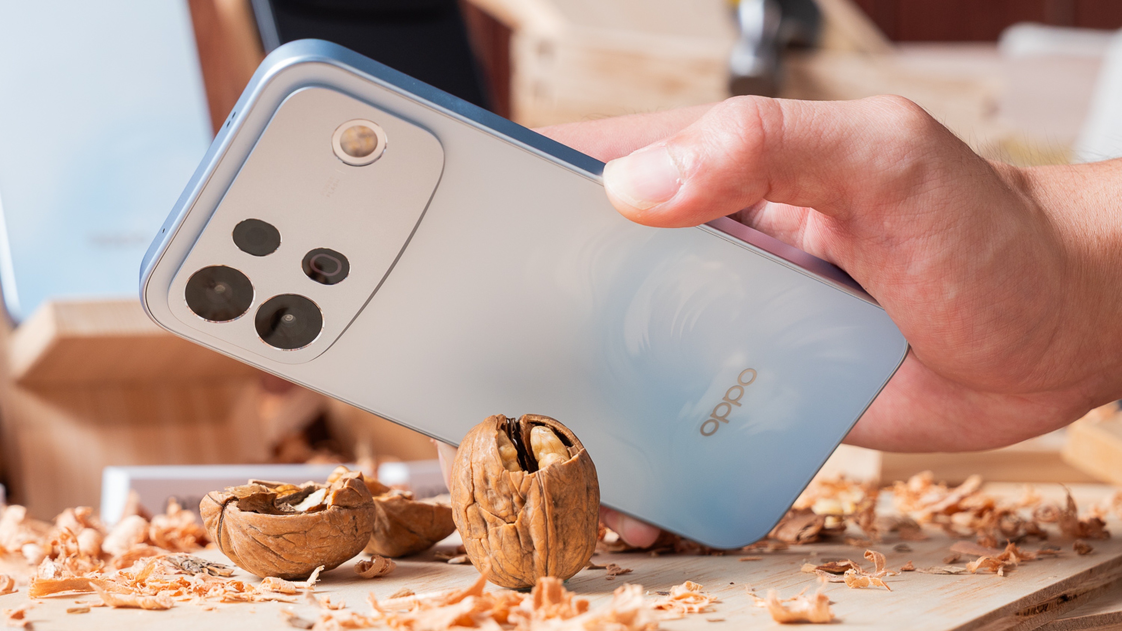 OPPO A7 Pro 系列晴海藍手機展示耐用機身