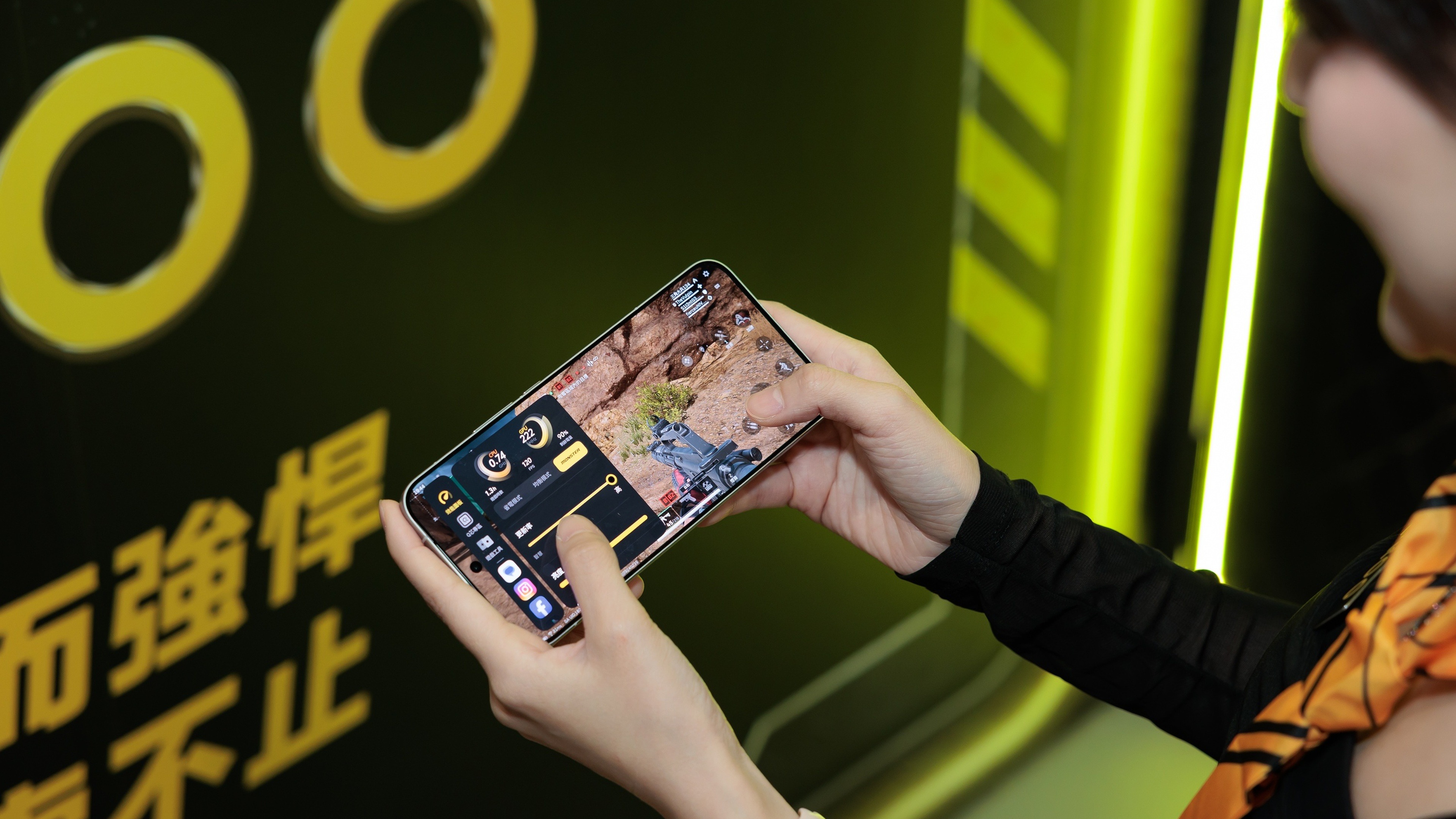 玩家在 iQOO WirForce 展區使用 iQOO 15 體驗三角洲行動與遊戲魔盒