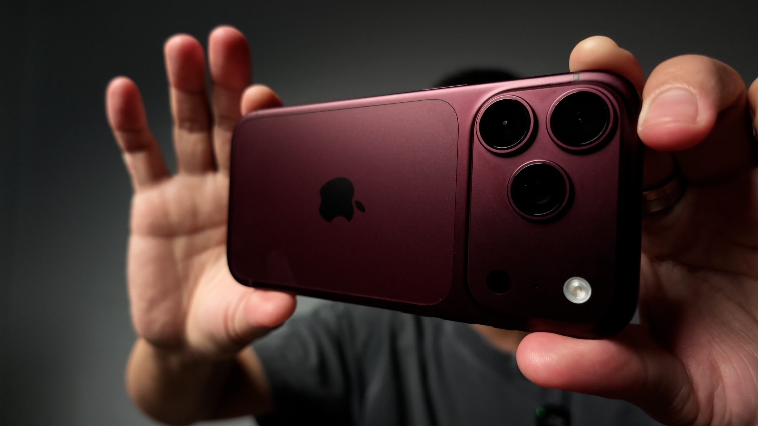好放手持勃根地紅 iPhone 18 Pro 分享實測使用心得
