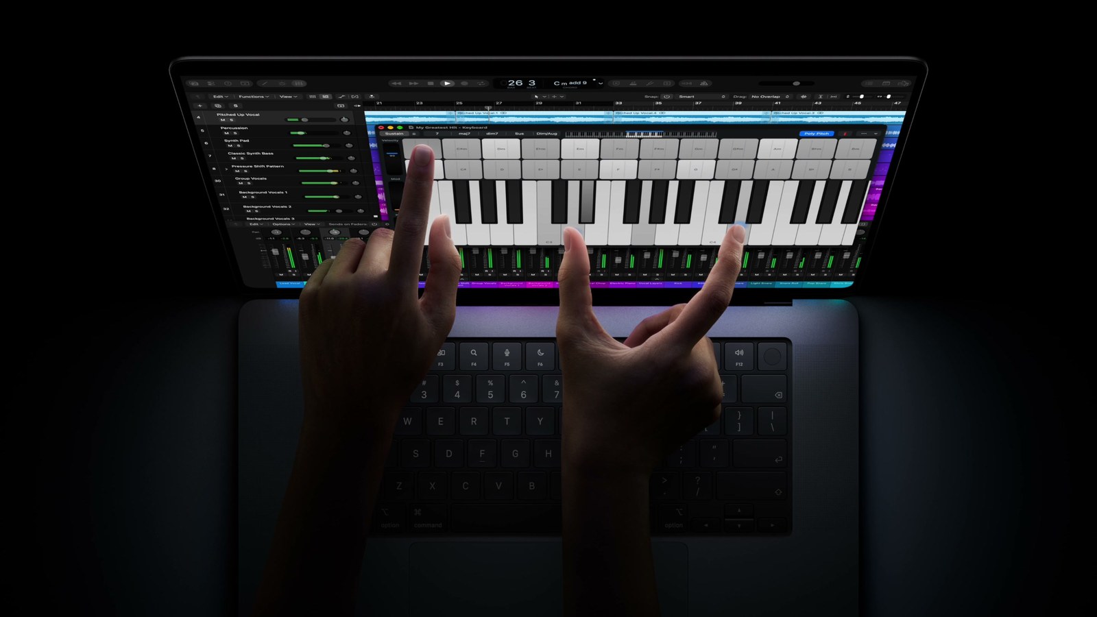 雙手直接在 MacBook Pro 螢幕上彈奏 Logic Pro 的虛擬鍵盤
